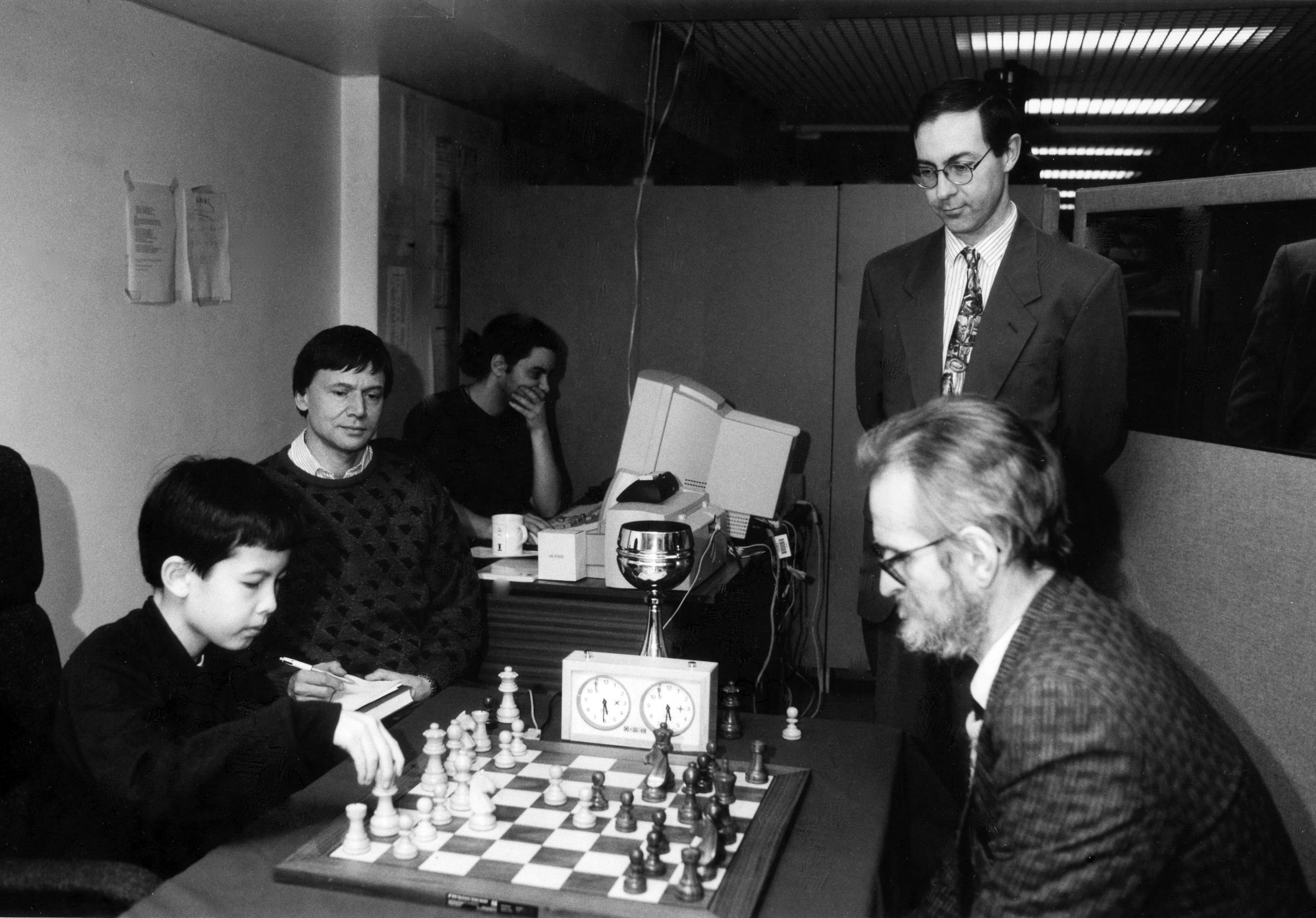 Andrew Whiteley faces David Howell whilst Jimmy Adams records the moves