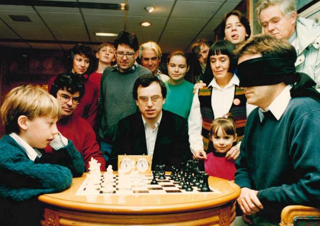 World champion Anatoly Karpov during simultaneous exhibition against young  chess players Stock Photo - Alamy