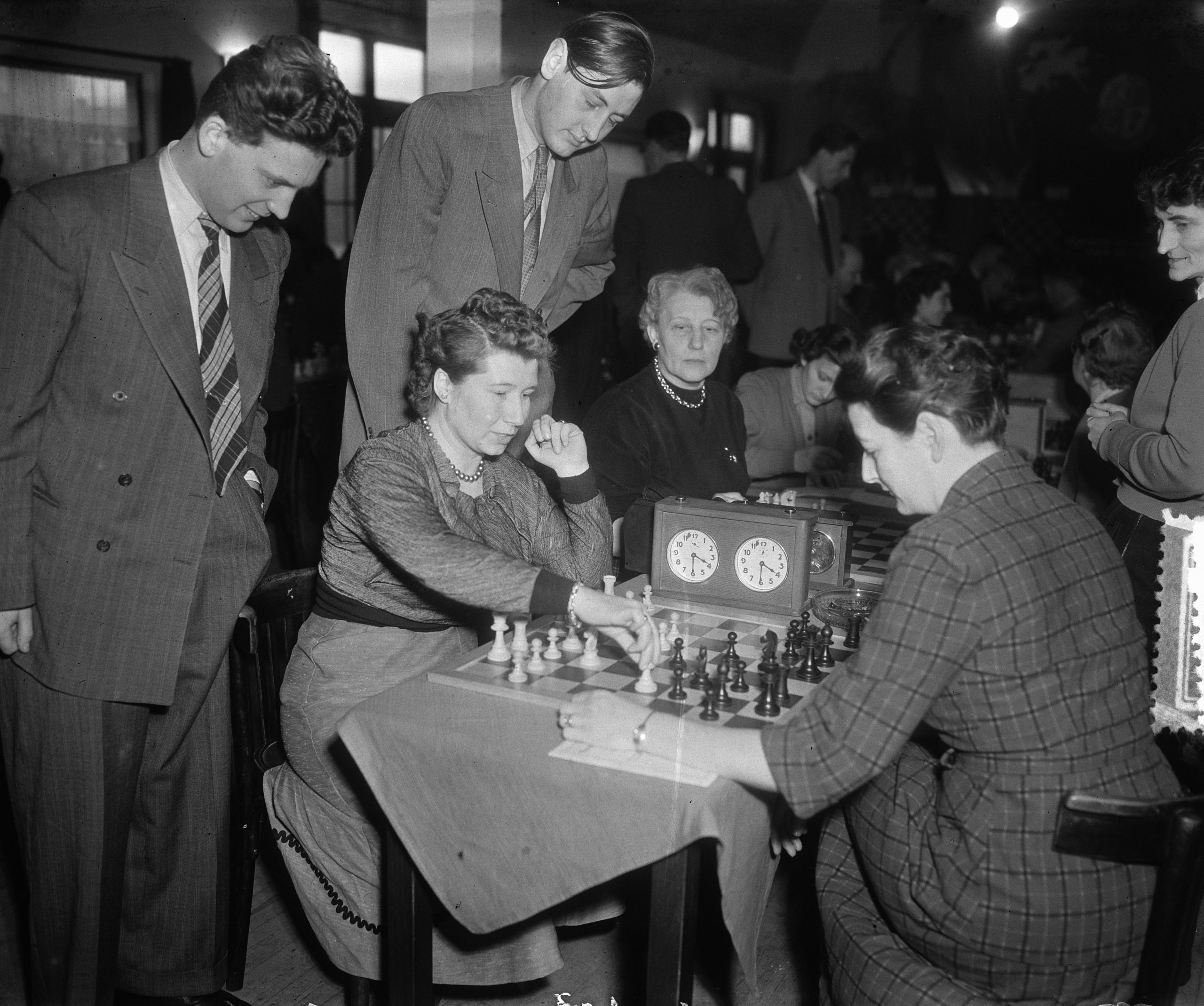 Ladies Chess Tournament Fenny Heemskerk, Rowena Mary Bruce (née Dew), Donner, Architect Date: January 12, 1953 Personal name: Architect, , Bruce, R., Donner, , Heemskerk, Fenny Institution name: Block Chess Tournament - Image ID: 2ARK3JK