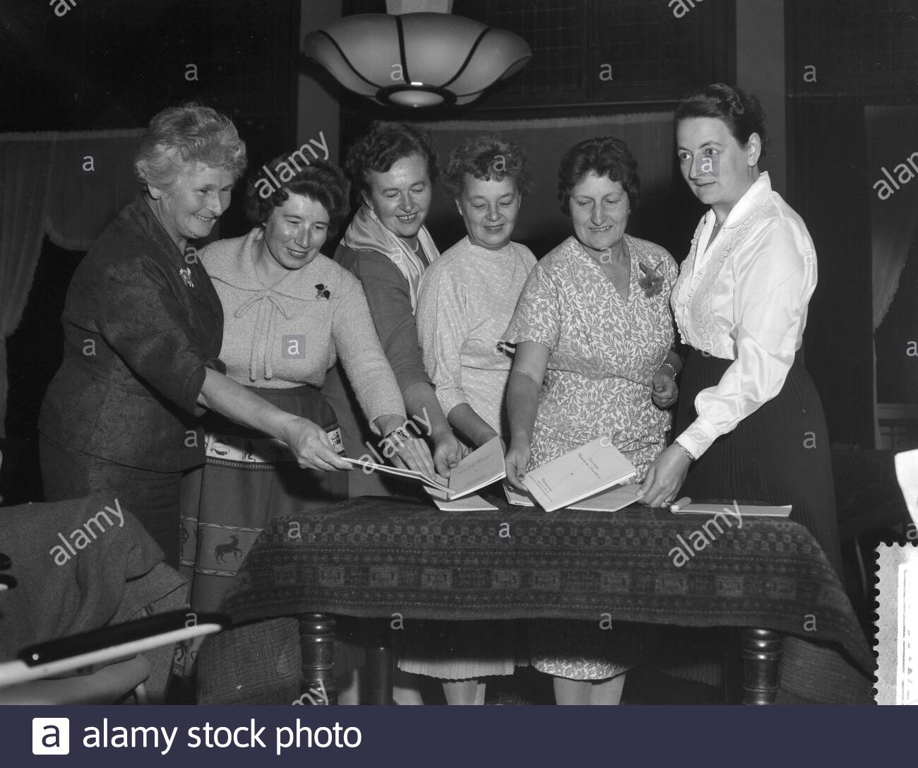 Opening Ladies Danlon chess tournament in Amsterdam, v.l.n.r. T. Roodzant, F. Heemskerk, I. Larsen, L. Timofeeva, E. Rinder, R. Bruce Date: October 21, 1959 Location: Amsterdam, Noord-Holland Keywords: group portraits, chess Person Name: Bruce, Rowena Mary, Heemskerk, Fenny , Larsen, I., Rinder, Elfriede, Roodzant, Toos, Timofeeva. Lidia - Image ID: 2AW6KHJ