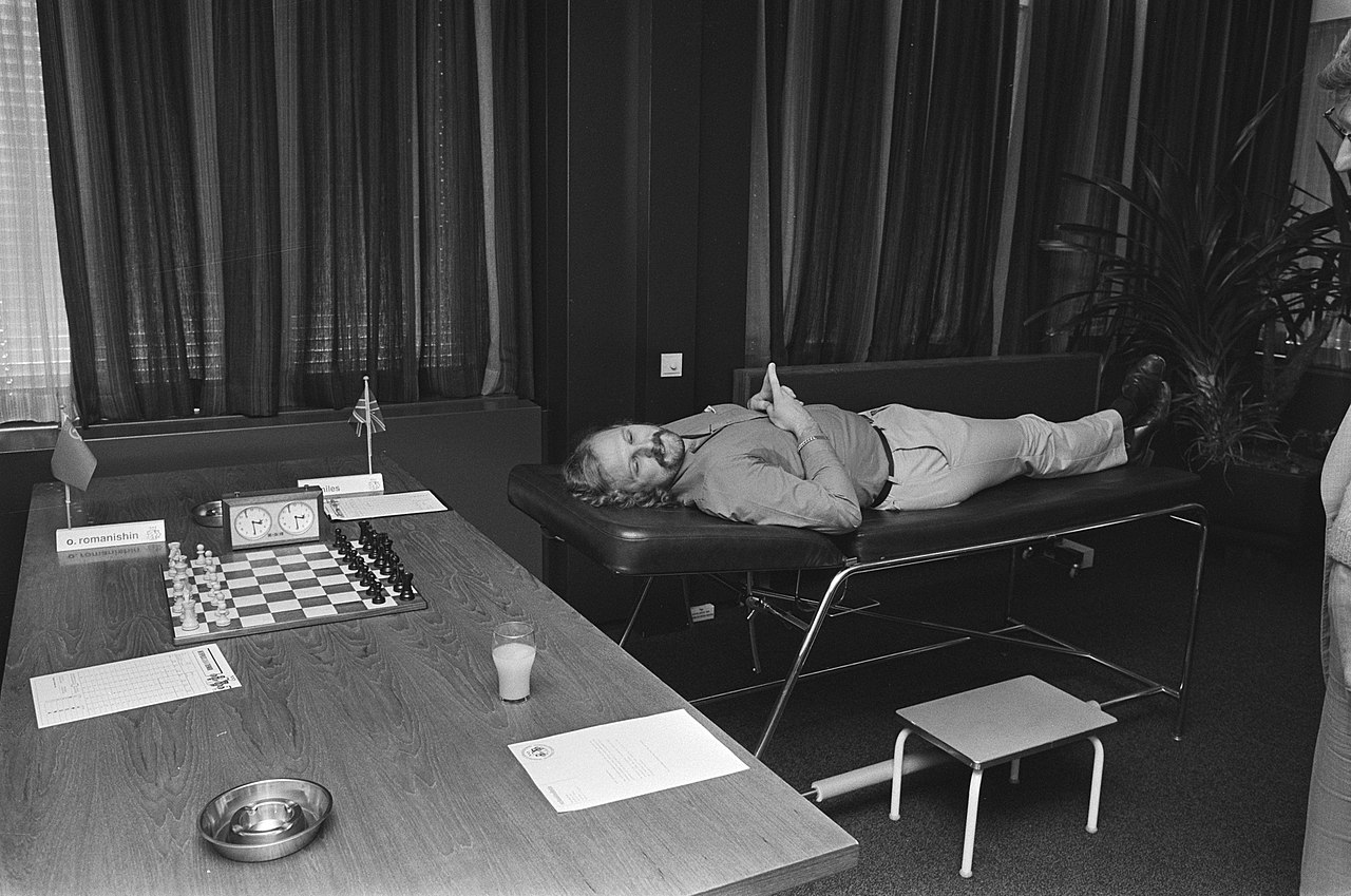 By Bogaerts, Rob / Anefo - Interpolisschaaktoernooi Tilburg; Miles (met rugklachten) ligt op massagetafel te wachten op zijn tegenstanderDutch National Archives, The Hague, Fotocollectie Algemeen Nederlands Persbureau (ANeFo), 1945-1989,Auteursrechthebbende Nationaal Archief, Nummer toegang 2.24.01.05 Bestanddeelnummer 933-4181, CC0, https://commons.wikimedia.org/w/index.php?curid=23134281