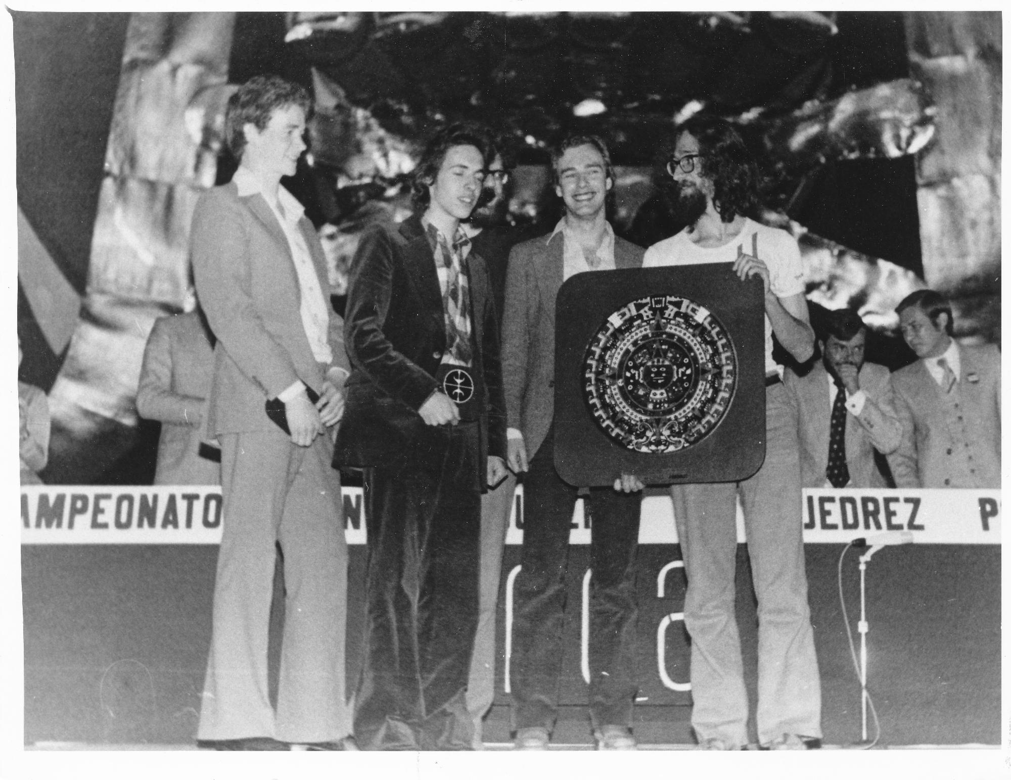 (from l-r) Jonathan Kinlay, Shaun Taulbut, Jonathan Speelman, David Goodman and Jonathan Mestel accepting 1st prize at the 1978 World U26 Student Olympiad in Mexico City