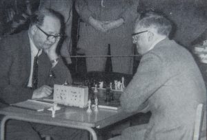 Dr. Fazekas (left) playing Bob Wade at an Ilford Congress, photographer unknown