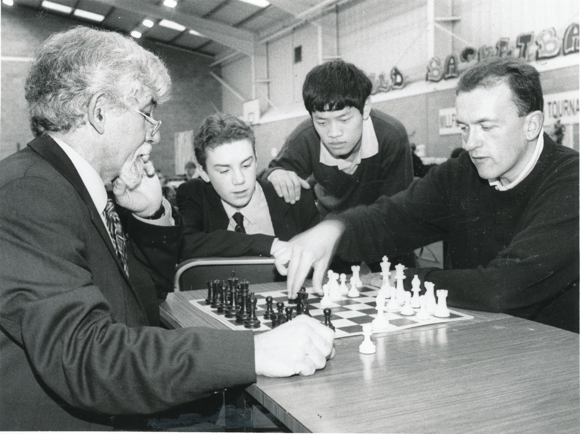 World champion Anatoly Karpov during simultaneous exhibition against young  chess players Stock Photo - Alamy