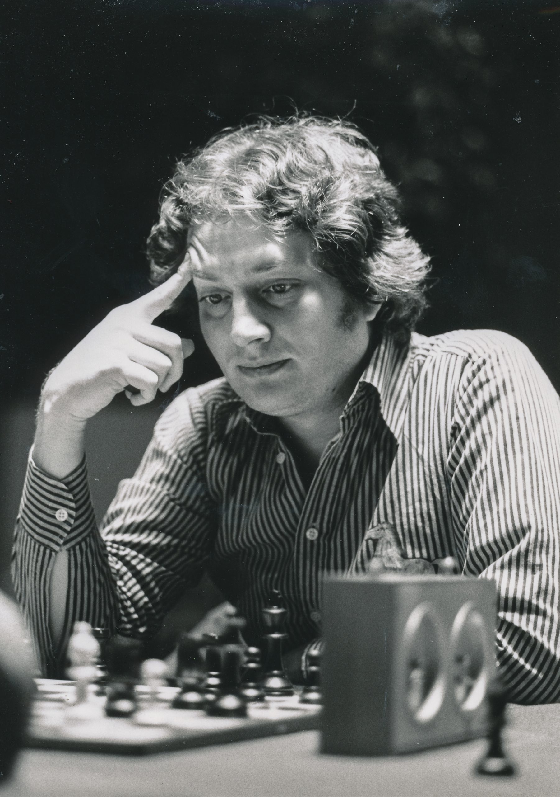 Bobby Fischer beats a Grandmaster in 10 moves! (But Reshevsky plays on) 