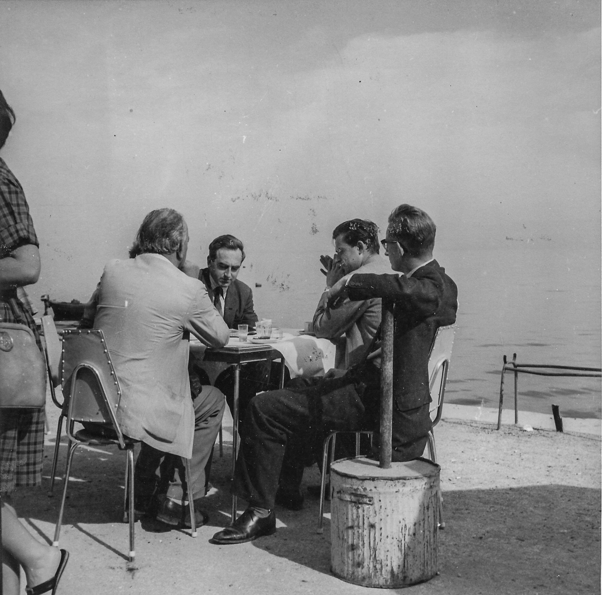 Peter analyses "al fresco" at Tel Aviv 1958 with Owen Hindle and (back to camera) Harry Golombek and Michael Haygarth : thanks Leonard Barden.