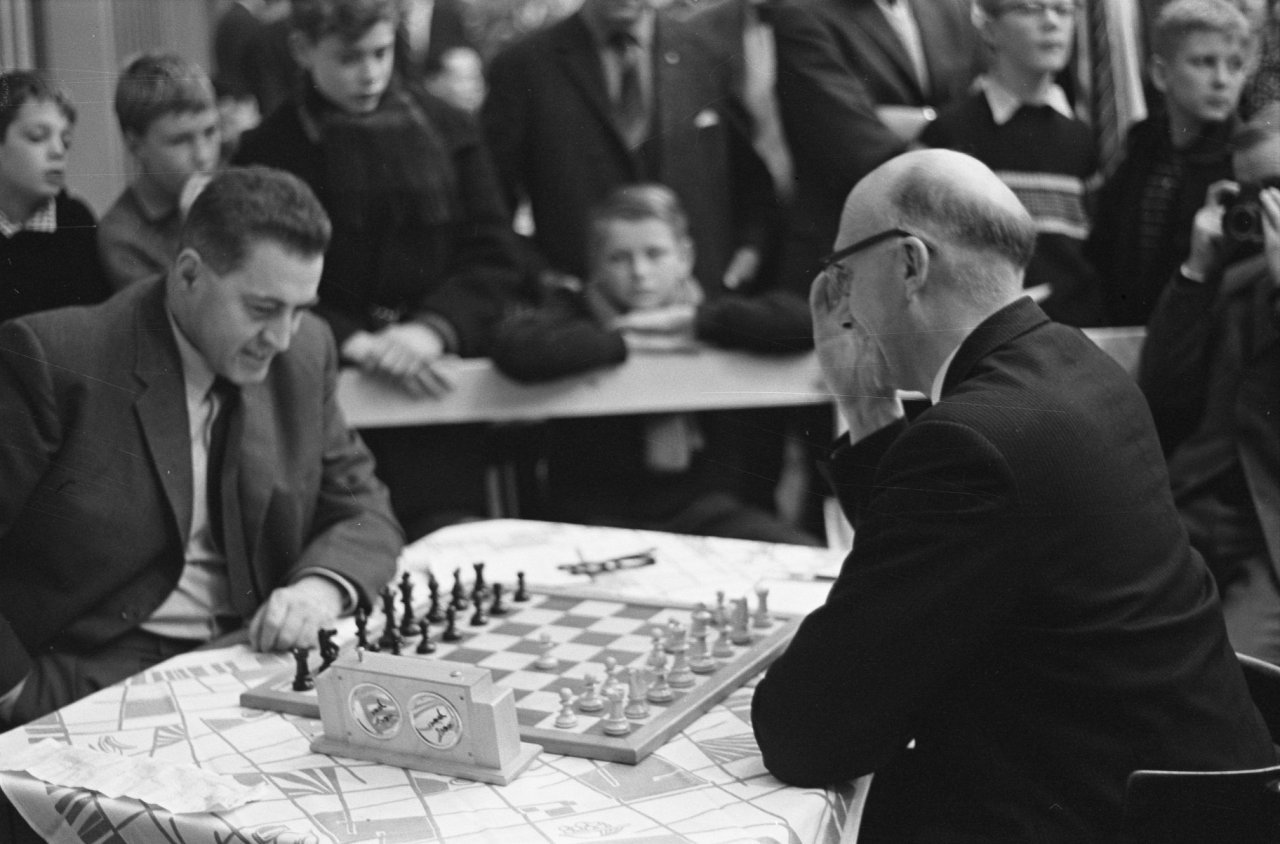 World champion Anatoly Karpov during simultaneous exhibition against young  chess players Stock Photo - Alamy