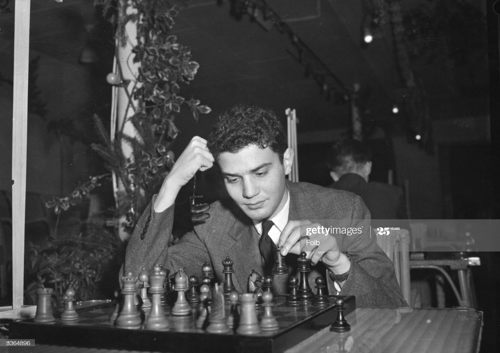 28th December 1955: Israeli chess player Raaphy Persitz in play at the International Chess Congress at Hastings. (Photo by Folb/Topical Press Agency/Getty Images)